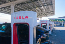 Tesla a prévu d'appliquer des frais de congestion pour les utilisateurs de ses superchargeurs.