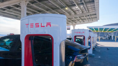 Tesla a prévu d'appliquer des frais de congestion pour les utilisateurs de ses superchargeurs.