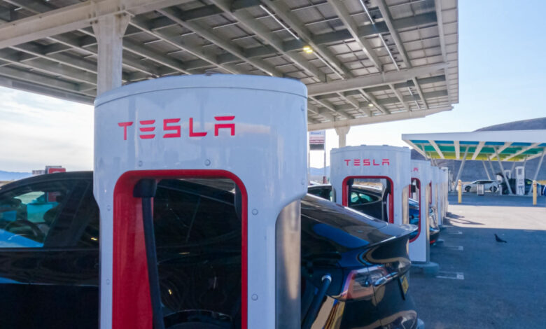 Tesla a prévu d'appliquer des frais de congestion pour les utilisateurs de ses superchargeurs.