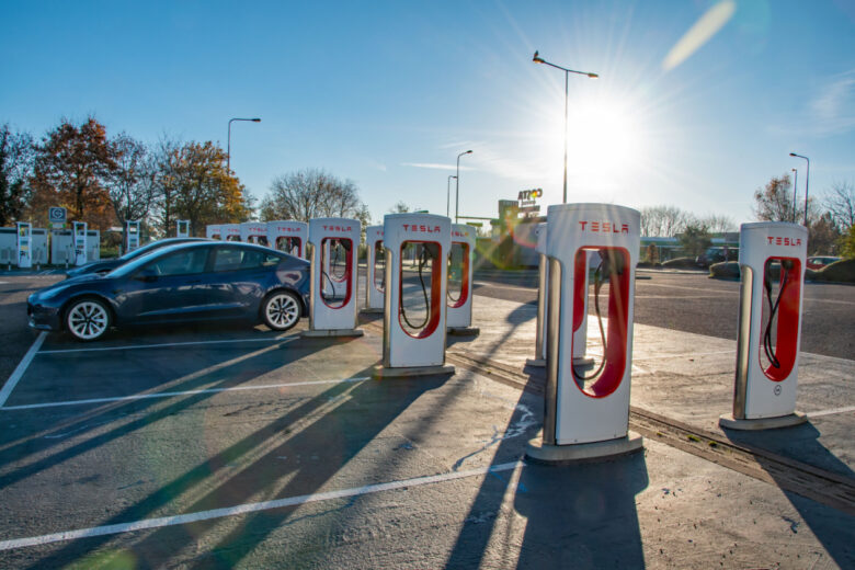 Des frais de congestion pourraient être appliqués prochainement sur les superchargeurs Tesla.