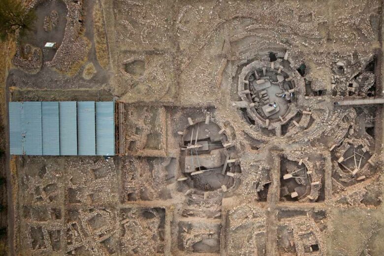 Photographie aérienne montrant les principales zones de fouilles du site archéologique néolithique de Göbekli Tepe.