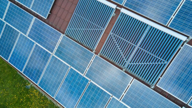 Une installation de panneaux photovoltaïques et de collecteurs de tubes à vide sur la toiture d'un bâtiment.