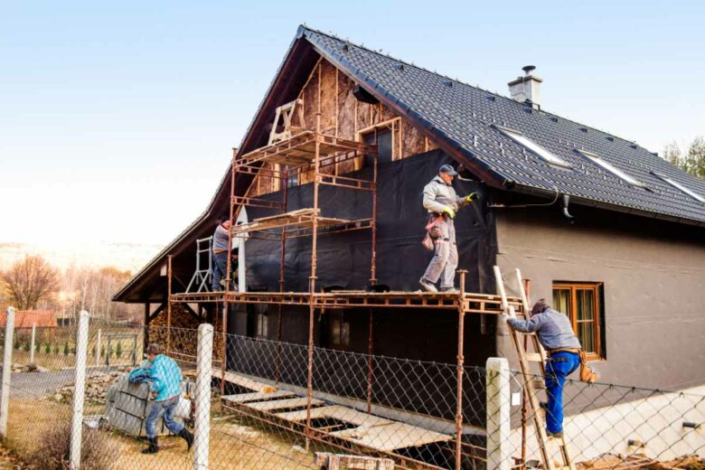 Réalisation d'un chantier d'isolation par l'extérieur.