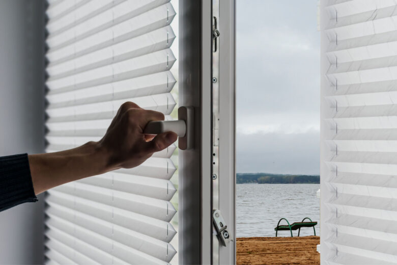 Ouvrir les fenêtres en hiver permet de réduire le taux d'humidité et les factures d'énergie.