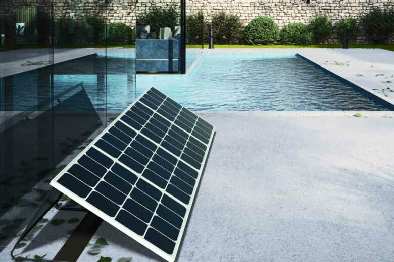 Des panneaux solaires Beem Energy sur le bord d'une piscine.
