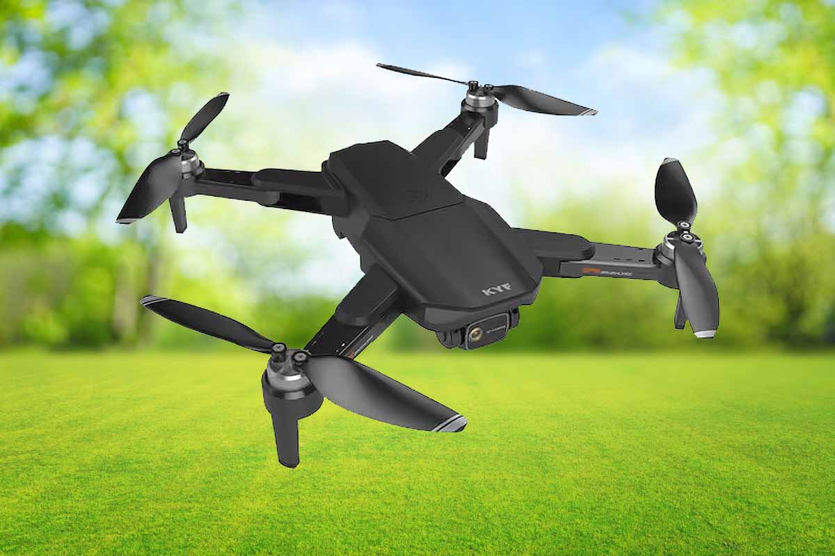 Le drone KYF en vol est en vente chez Brico Dépôt au prix de 145 € jusqu'au 7 décembre, stocks limités.