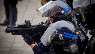 Lors de manifestations ou d'émeutes, les forces de l'ordre utilisent des LBD.