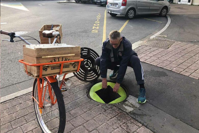 Le ramassage des filtres à caniveaux se fait à vélo, pour une démarche plus écoresponsable.