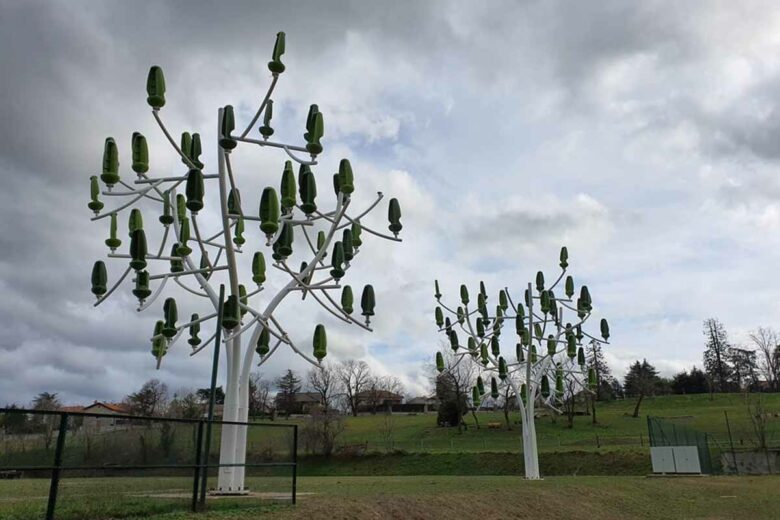 Deux arbres à vent dans un parc.