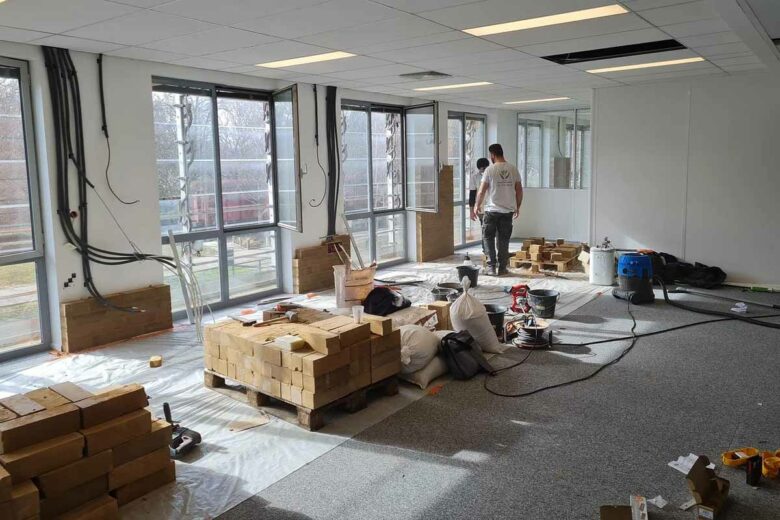 Un chantier en cours pour la réalisation d'un doublage de mur en Brique Terre Crue afin de réguler les conditions thermiques et hygrométriques de la pièce.