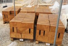 Des palettes de briques de terre compressée (BTC).
