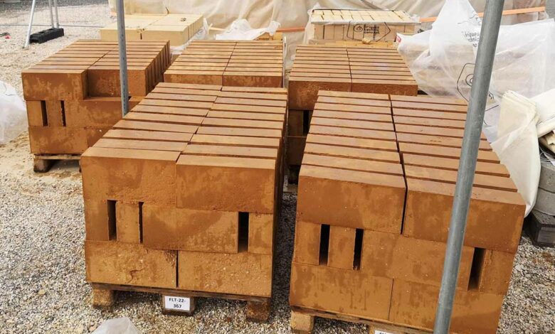 Des palettes de briques de terre compressée (BTC).