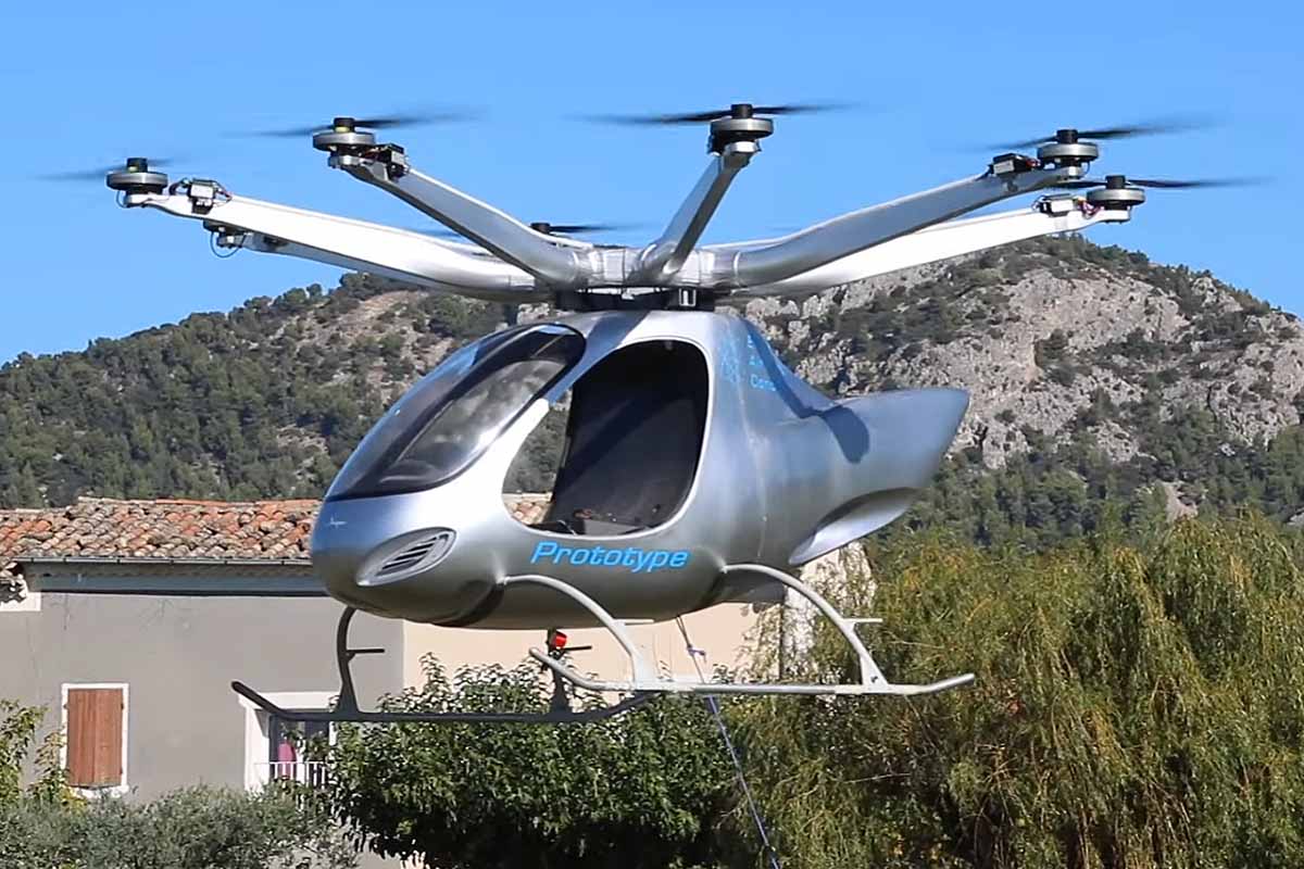 La société Electric Aircraft Concept, située à Caromb dans le département du Vaucluse, a créé un aéronef novateur appelé « Whisper », qui combine les caractéristiques de l'hélicoptère et du drone.