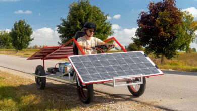 La voiture n'utilise que le soleil et des panneaux solaires pour recharger ses batteries électriques.