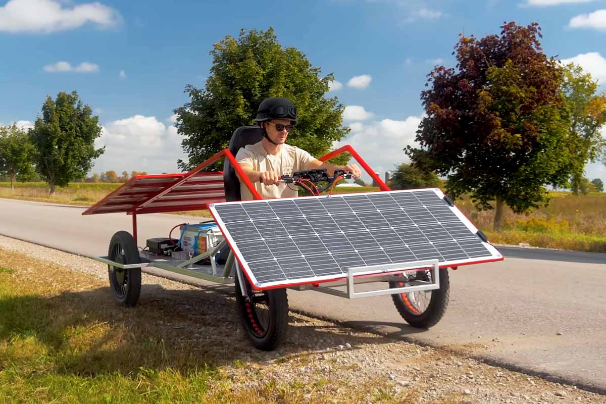 La voiture n'utilise que le soleil et des panneaux solaires pour recharger ses batteries électriques.