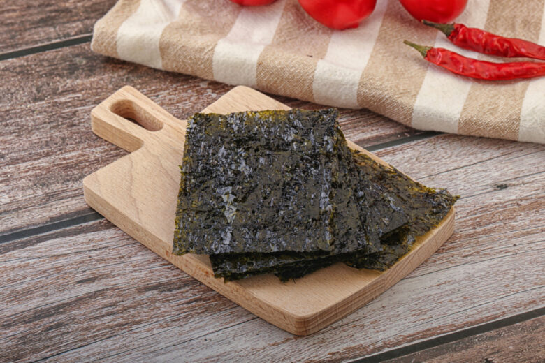 Un matériau à base d'algue nori est utilisé pour réduire les risques de court-circuit.