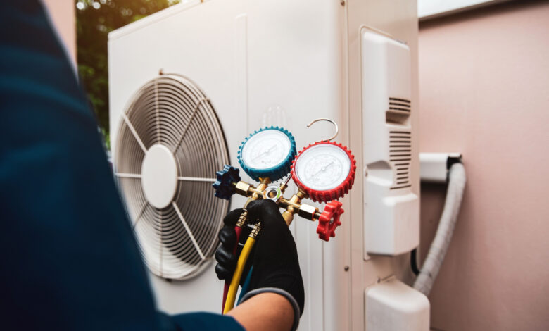 Vérification du frigorigène sur une pompe à chaleur par un technicien.