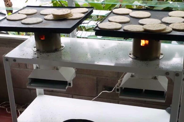 Deux turbococina en fonctionnement pour la préparation de pupusa, un pain traditionnel du Salvador.