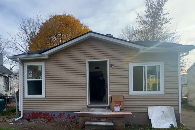 La maison à 1$ en cours de rénovation après avoir trouvé un acheteur.