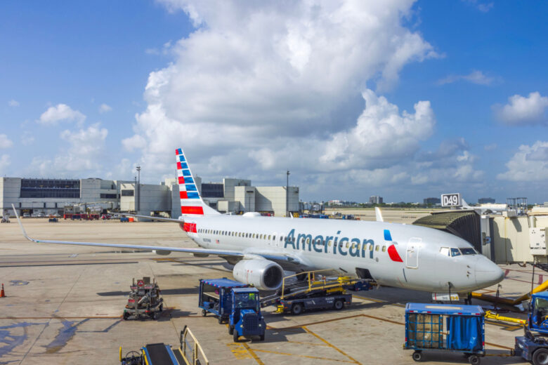 Une erreur de slogan pour American Airlines qui voulait dire « volez nus », une tendance au naturisme ?