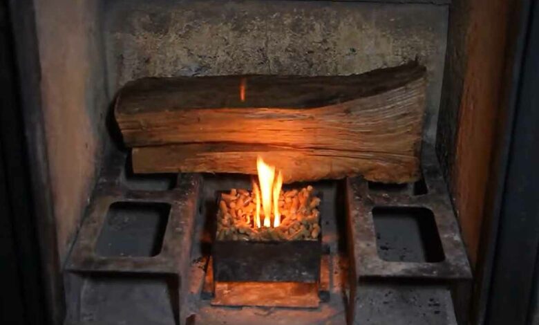 FEU DE BOIS. – À petit feu.