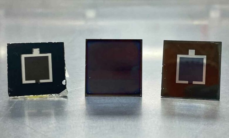 Une cellule solaire tandem à quatre jonctions (4T) a été développée par une équipe de recherche internationale, utilisant des matériaux tels que la pérovskite et des couches minces de cuivre/indium/sélénium (CIS). Cette cellule a démontré un remarquable rendement de conversion d'énergie de 29,9 %.