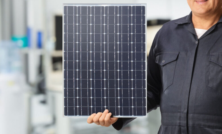 Un module de cellules solaires empilées combinant un module de cellules solaires à double jonction en tandem et un module de cellules solaires en silicium.