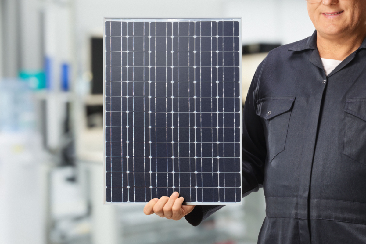 Un module de cellules solaires empilées combinant un module de cellules solaires à double jonction en tandem et un module de cellules solaires en silicium.