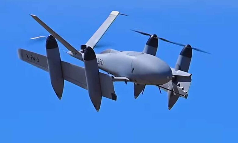 Le drone XP-4 de PteroDynamics lors d'un vol d'essai, le déploiement de ses ailes est en cours.