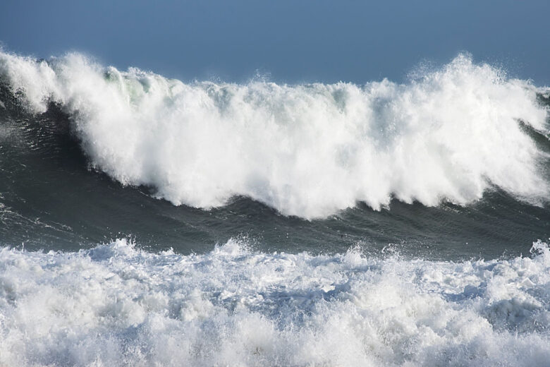 Ces vagues gigantesques peuvent surgir de nulle part, menaçant les navires et les plates-formes pétrolières.
