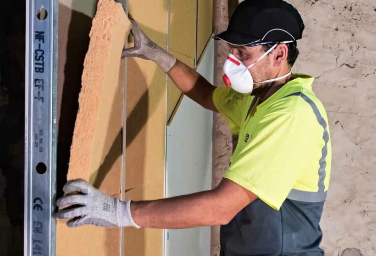 Des panneaux isolants en fibre de bois facile et simple à poser.