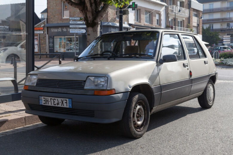 La mythique Renault 5 (ou R5) peut dorénavant devenir 100 % électrique grâce au rétrofit automobile R-FIT