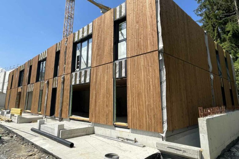 La mise en place des premières parois d'Accord Boisé, un ensemble de 34 logements collectifs conçu par Daragon Cheysson Architectes à Châtillon-sur-Cluses (74).