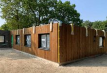 Les premières structures du projet de reconstruction du village de 2 600 m² à Boissettes, initié par la Fondation Action Enfance, ont été érigées sur le chantier.
