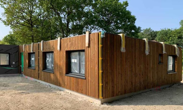 Les premières structures du projet de reconstruction du village de 2 600 m² à Boissettes, initié par la Fondation Action Enfance, ont été érigées sur le chantier.