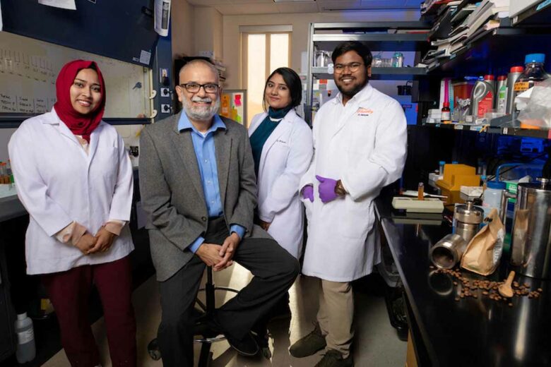 Une équipe dirigée par Jyotish Kumar (à droite), doctorant au département de chimie et de biochimie de l'UTEP, et supervisée par Mahesh Narayan, Ph.D. (deuxième à partir de la gauche), professeur et membre de la Royal Society of Chemistry dans le même département, a découvert que les points quantiques de carbone à base d'acide caféique (CACQD), qui peuvent être dérivés du marc de café usagé, ont le potentiel de protéger les cellules cérébrales des dommages causés par plusieurs maladies neurodégénératives. L'équipe comprend Afroz Karim (à gauche), doctorant au département de chimie, et Ummy Habiba Sweety (deuxième à partir de la droite), doctorante dans le programme de science et d'ingénierie de l'environnement.