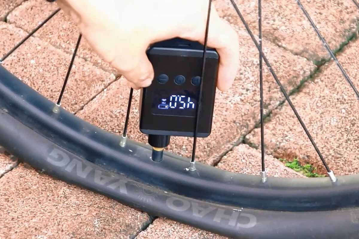 La mini pompe à vélo électrique et portable EausAir (8 bars) vient de  dépasser les 23 000 € sur Indiegogo - NeozOne