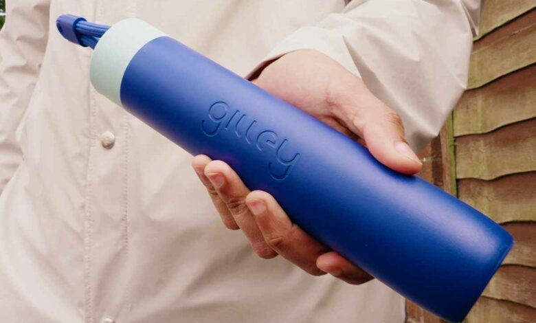 Un parapluie au design épuré et un étui étanche pour zéro goutte.