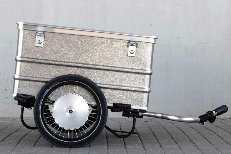 La remorque électronique Paxxter est équipée de deux moteurs de moyeu de 125 W et d'une batterie amovible pour aider à annuler la charge supplémentaire remorquée derrière un vélo.