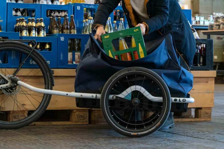 Une remorque à vélo pour transporter facilement de la marchandise.