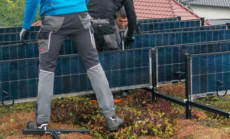 Les modules bifaciaux SOLon, installés verticalement, ne laissent aucune surface sombre sur les toits.
