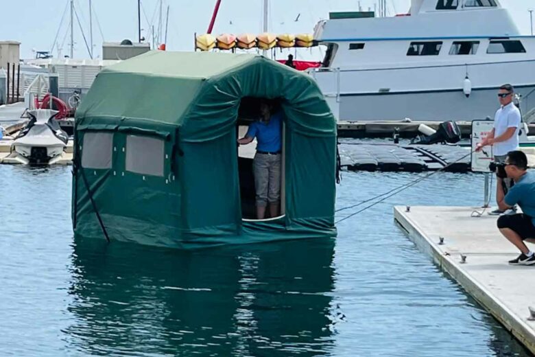 Une tente flottante.