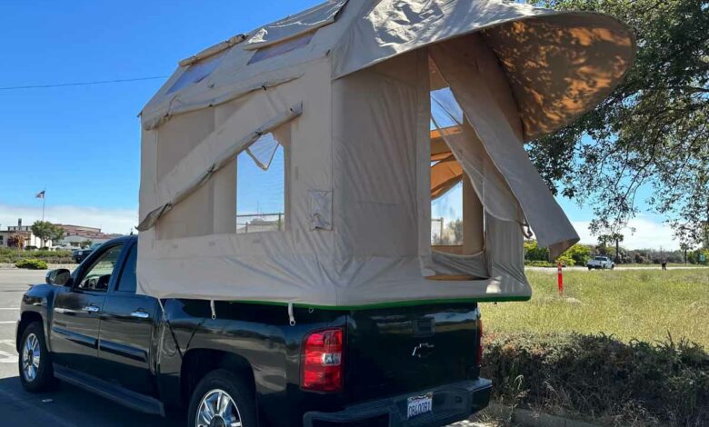 Une tente de toit gonflable.