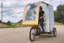 Un tricycle électrique en bambou conçu pour transporter jusqu'à 250 kg de marchandises.