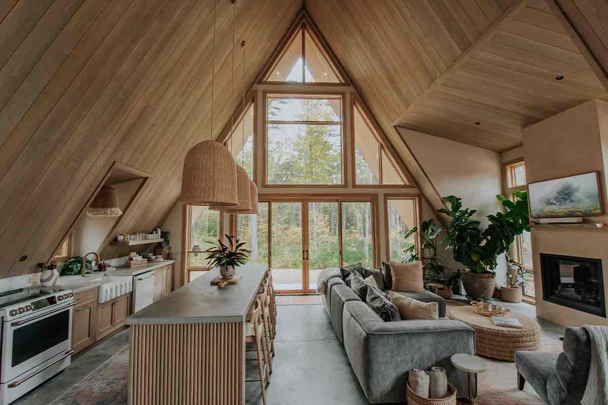 Le salon de la maison en A, disponible à la location sur Airbnb (aux USA).