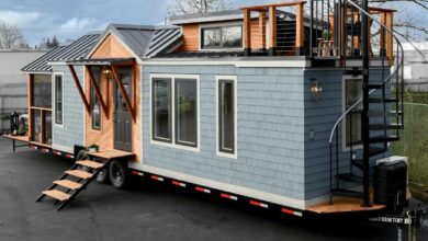 La Tiny house Cascade Mini est équipée d'un balcon sur le toit et d'un escalier en colimaçon.