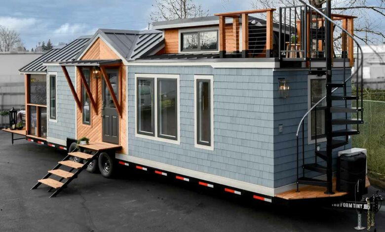 La Tiny house Cascade Mini est équipée d'un balcon sur le toit et d'un escalier en colimaçon.