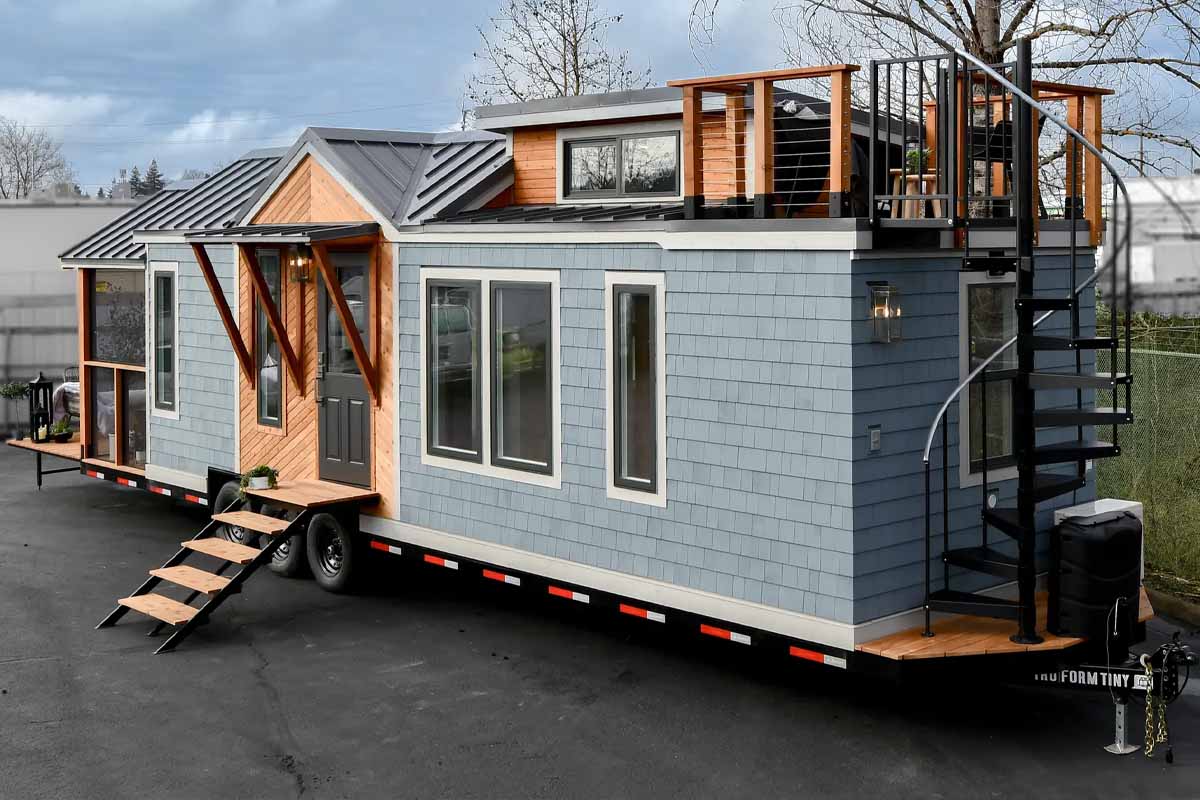 La Tiny house Cascade Mini est équipée d'un balcon sur le toit et d'un escalier en colimaçon.