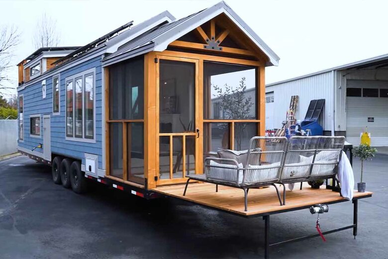 Un porche et une terrasse motorisée.