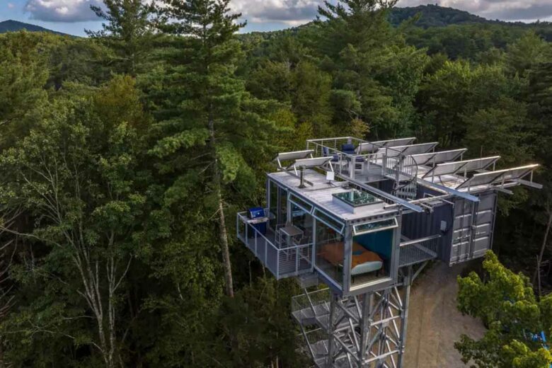 Cette maison conteneur en plein milieu de la foret offre un dépaysement total.